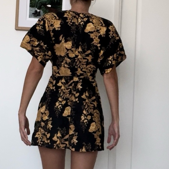 NWOT Reformation Ty Plunge V‎ Neck Kimono Sleeve Floral Linen Mini - Size 2 - Picture 4 of 11